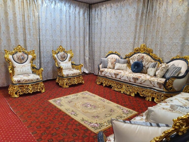 Antique Regal Lounge salon