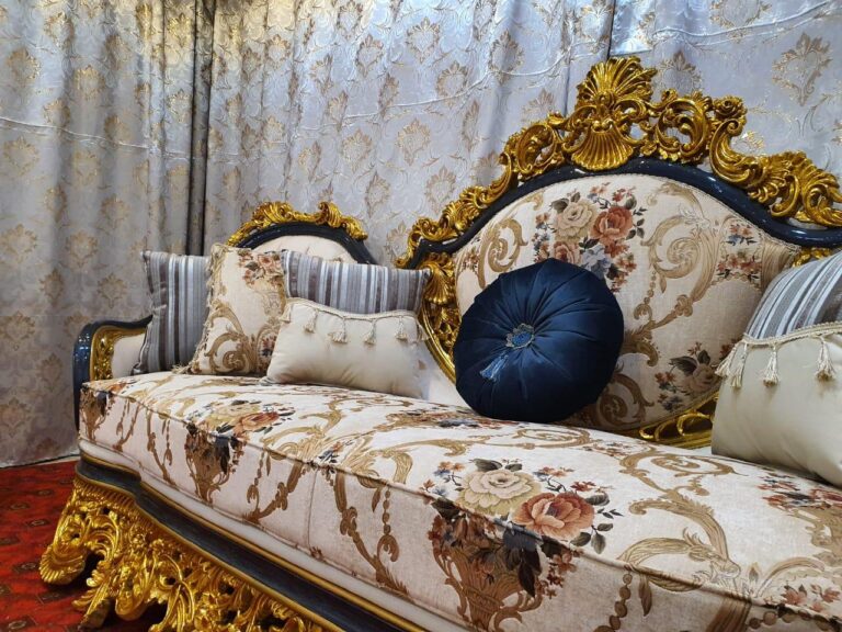 Antique Regal Lounge salon